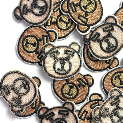 El ODM del OEM bordado modifica el hierro para requisitos particulares en la marca Logo Badges del remiendo